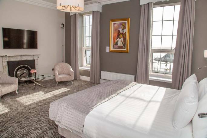 One of Ireland’s oldest purpose-built hotels, The Commodore Hotel overlooks Cobh Harbour. It offers affordable spacious rooms, a restaurant serving gourmet food, free Wi-Fi in public areas.
Rooms at The Commodore all feature elegant bathrooms with hairdr