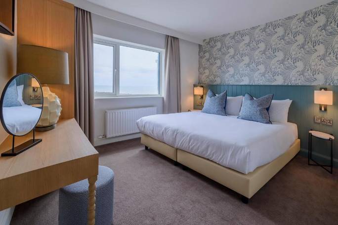 The Smugglers Inn overlooks the sandy beach at Ballinskelligs Bay. Most rooms have sea or mountain views and the hotel has a bar, a gourmet restaurant, free WiFi in all areas and free parking. Waterville Golf Links is 300 meters away and Hogs Head Golf Cl
