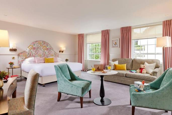 Actons Hotel is a period building filled set landscaped gardens overlooking the beautiful Kinsale Harbour. It offers en suite rooms, many with harbour views and a Health and Fitness Club with indoor pool, gym and sauna.
Rooms at the hotel are individuall