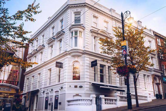 Shipquay Boutique Hotel has views of the Derry City Walls. Guests can enjoy the on-site restaurant and bar. Free WiFi is available throughout the property.
Each room includes a flat-screen digital TV, tea/coffee services and an en suite bathroom. For you