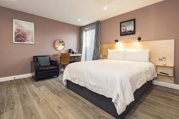 Port 56 in Portstewart offers recently renovated guest house rooms with private bathrooms, walk-in showers, and parquet floors. Each room includes a work desk, TV, and soundproofing for a relaxing stay.