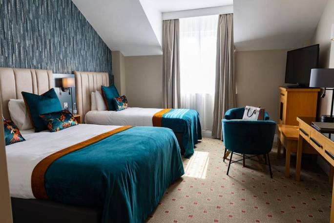 Just off the beach in Lahinch, this hotel offers free Wi-Fi, a seasonal fitness centre and a pool. Lahinch championship golf course is just a 5-minute walk away.
Each room at Lahinch Coast Hotel and Suites has satellite TV, tea/coffee-making facilities an