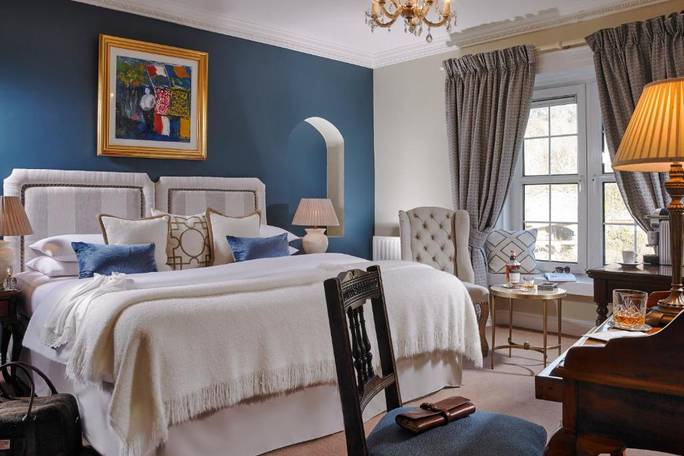 In Kinsale’s centre, this award-winning Georgian townhouse offers individually decorated rooms, a gourmet food store, and a stylish café. Free Wi-Fi and buffet breakfasts are available.
