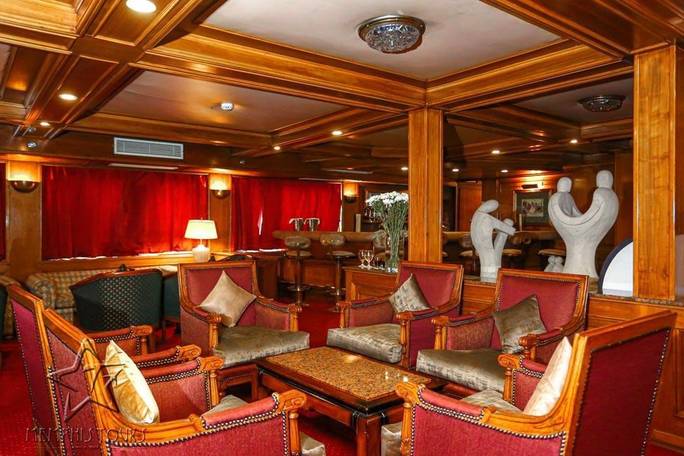 Cruise loung/bar