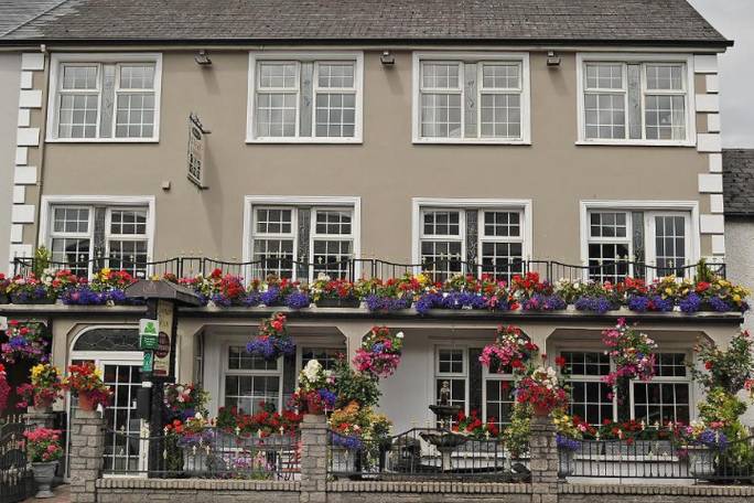 Classic accommodation example