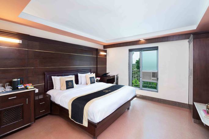 Foxoso Taj View Hotel