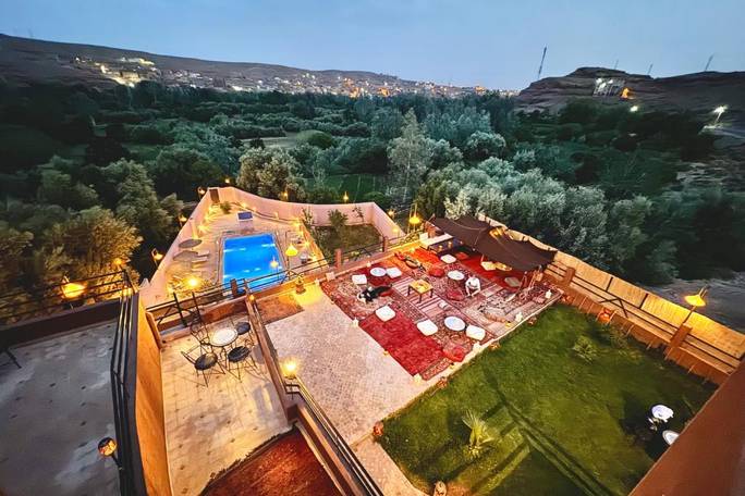 Pool and view to the Valley