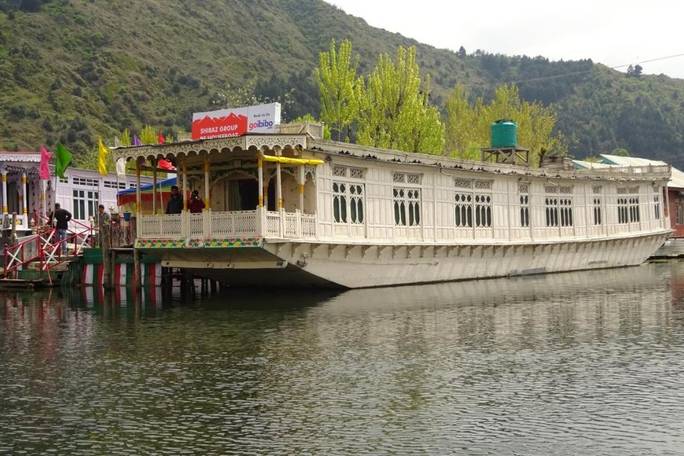 Deluxe Houseboat or similar - Srinagar