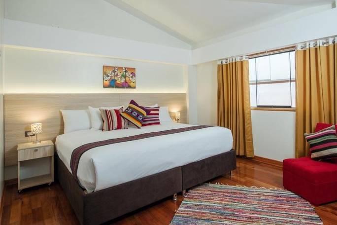 Standard Hotel room (Queen room reference)