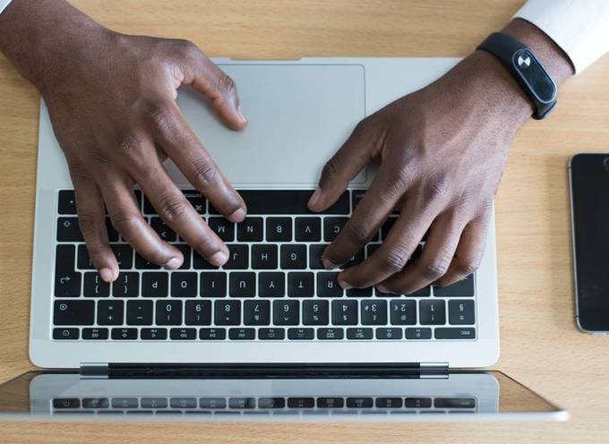 Person, die ihre Reise bequem online bucht