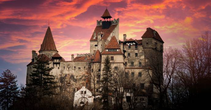 Feiern Sie Halloween in Drakulas Schloss