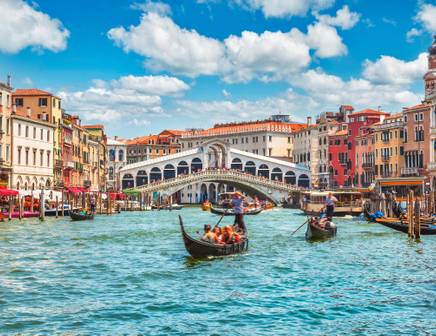 Une gondole voguant sur les canaux de Venise