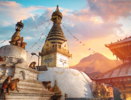 Les stupas dorés de Katmandou brillent au lever du soleil