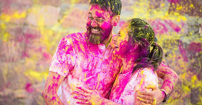 Un couple couvert de rose vif au festival Holi à Jaipur en Inde