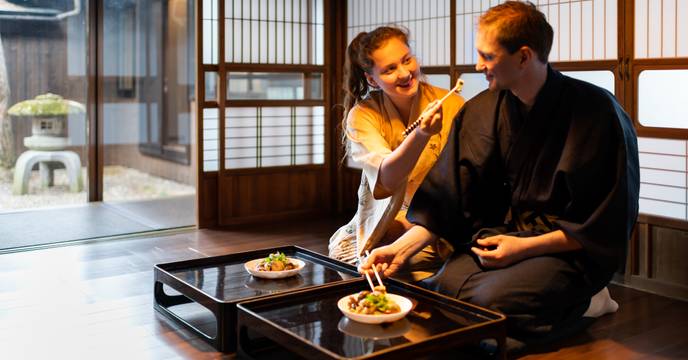 Deux touristes dormant dans un ryokan japonais