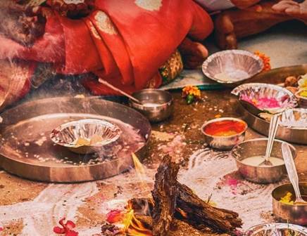 Un festin coloré en Inde, accompagné de currys et de naan