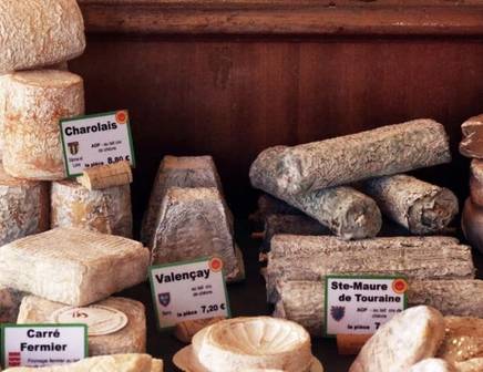 Gros plan sur des articles de pâtisserie en vente dans une boulangerie en France