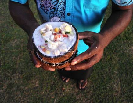 Gros plan d'un bol de nourriture provenant des îles Fidji pendant un circuit culinaire en Océanie