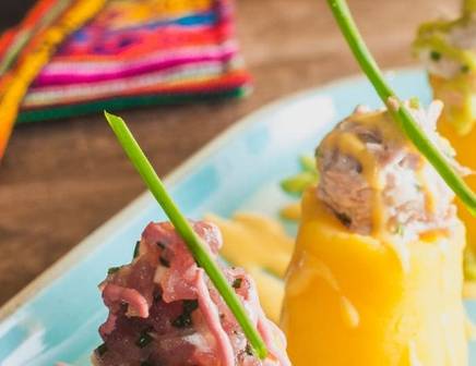 Gros plan sur un plat de fruits frais dans un restaurant péruvien