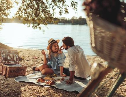 Un couple partageant un pique-nique au bord du Danube pendant un circuit culinaire en Europe