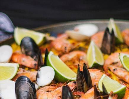 Gros plan sur une paella de fruits de mer frais en Espagne