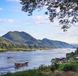 Les collines verdoyantes visibles lors d'une croisière sur le Mékong au Cambodge