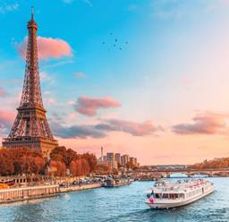 Vue de la Tour Eiffel depuis un bateau de croisière sur la Seine