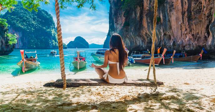 Eine Frau drückt Ihre Dankbarkeit an einem Strand in Krabi, Thailand aus