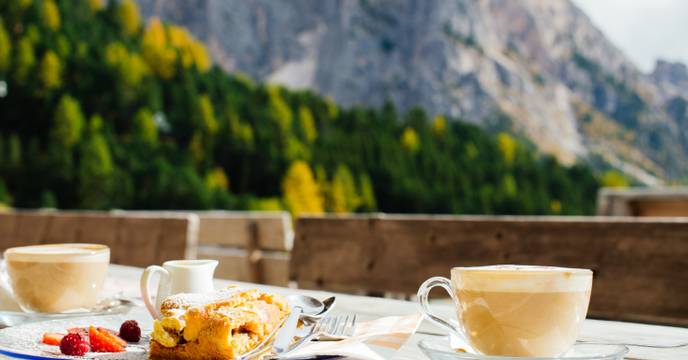 Nahaufnahme eines köstlichen Frühstücks vor Wald und Bergpanorama in Bayern, Deutschland