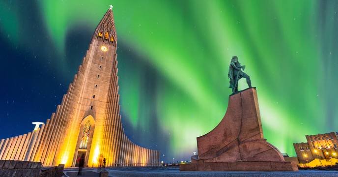Northern Lights and the Hallgrimskirkja church in Reykjavik