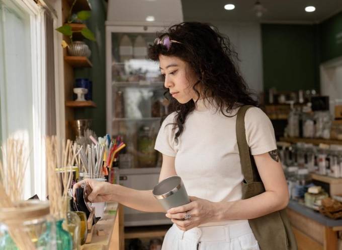 A woman shopping for reusable products to use while traveling