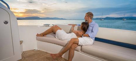 Couple faisant de la voile en Italie