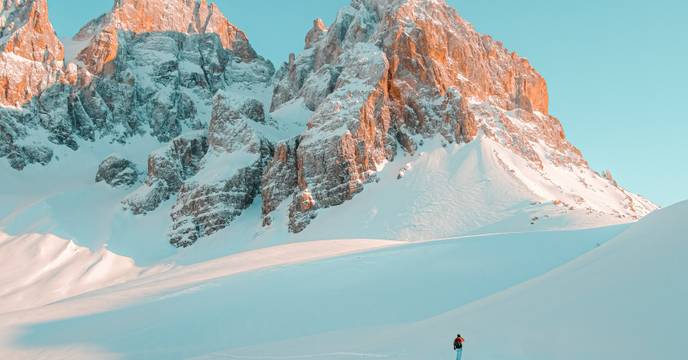 Personne marchant dans les Alpes enneigées en Italie