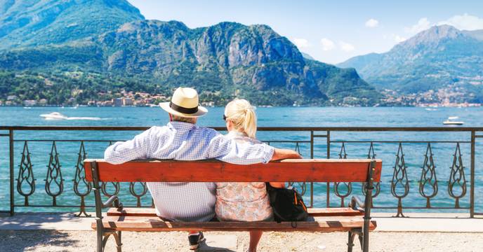 Couple de seniors profitant de la vue sur un lac en Italie