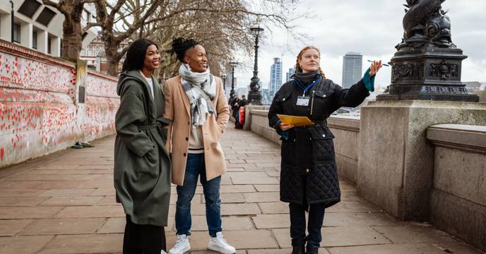People sightseeing in London
