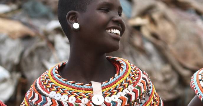 Een vrouw die deel uitmaakt van de Masai-stam in de Keniaanse cultuur