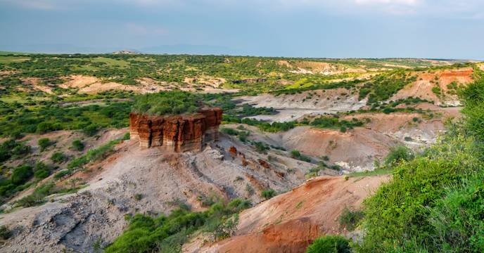 Panoramisch uitzicht op de Olduvai kloof in Tanzania, Afrika
