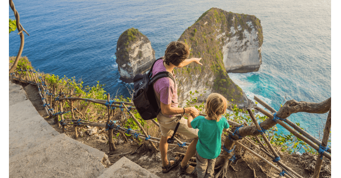 Vater und Sohn genießen die Freizeit in Asien