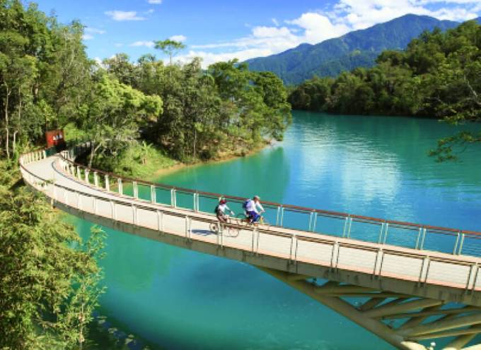 cycling along sun moon lake