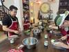 Photo d'avis client sur Cours de cuisine en petit groupe avec visite du marché : Cueillette gratuite, livre de recettes, vin à volonté et bien plus encore ! 3
