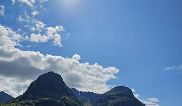 Mountain landscape with a clear sky and the sun shining.