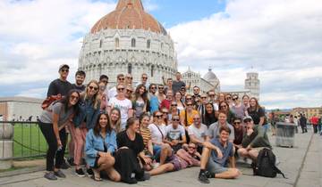 Large group of people posing in front of the Leaning Tower of Pisa.