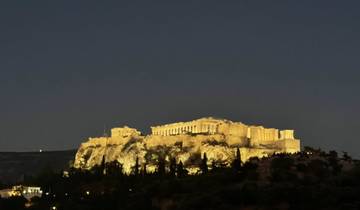 Night view of the illuminated Acropolis of Athens.