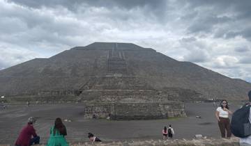 Pyramid of the Sun with tourists milling about the archaeological site.