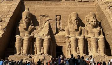 Crowd of people in front of enormous Egyptian statues.