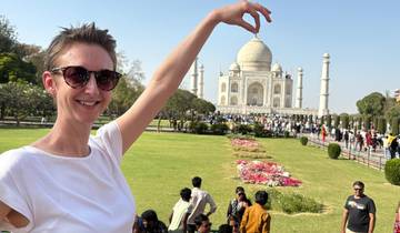 Woman posing with an iconic monument in the background.