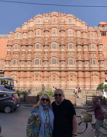 Couple in front of Hawa Mahal.