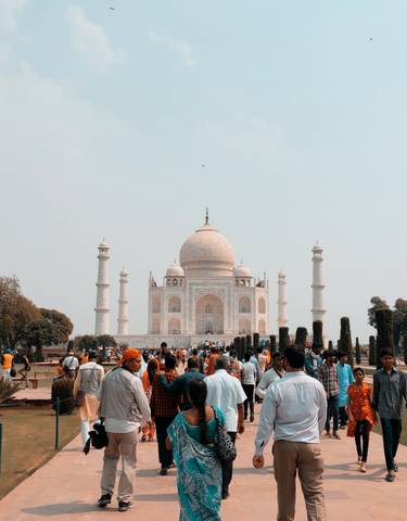 Crowd in front of the Taj Mahal.