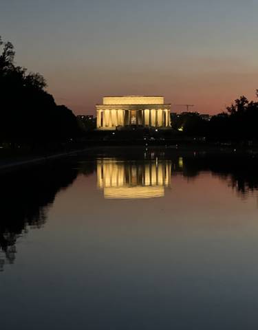 Reflection of Lincoln Memorial on the reflecting pool at dusk.