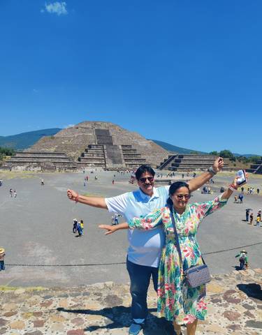 Couple posing in front of the Pyramid of the Sun.